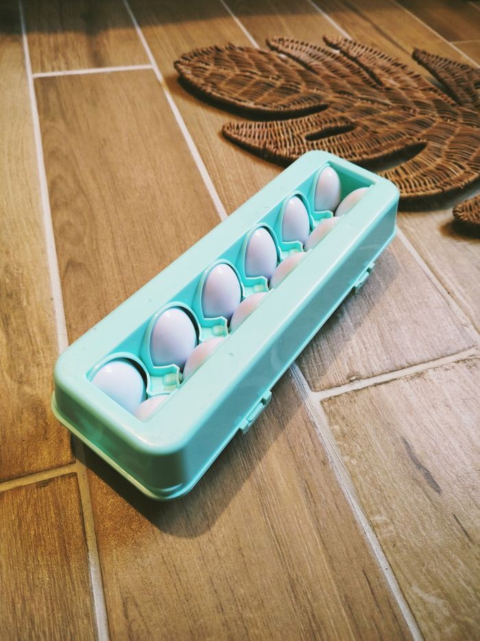 🥚Montessori - Boîte en plastique multi activités 12 œufs formes géométriques multicolores - photo numéro 3