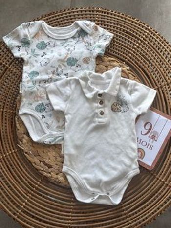 Body manches courtes de la marque, petit béguin en taille neuf mois en excellent état porté une seule fois