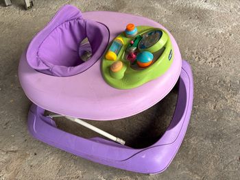 Trotteur Chicco violet avec plateau