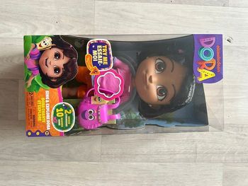 DORA CHANTE ET EXPLORE