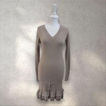 Robe pull beige décolleté en v froufrous en bas taille S