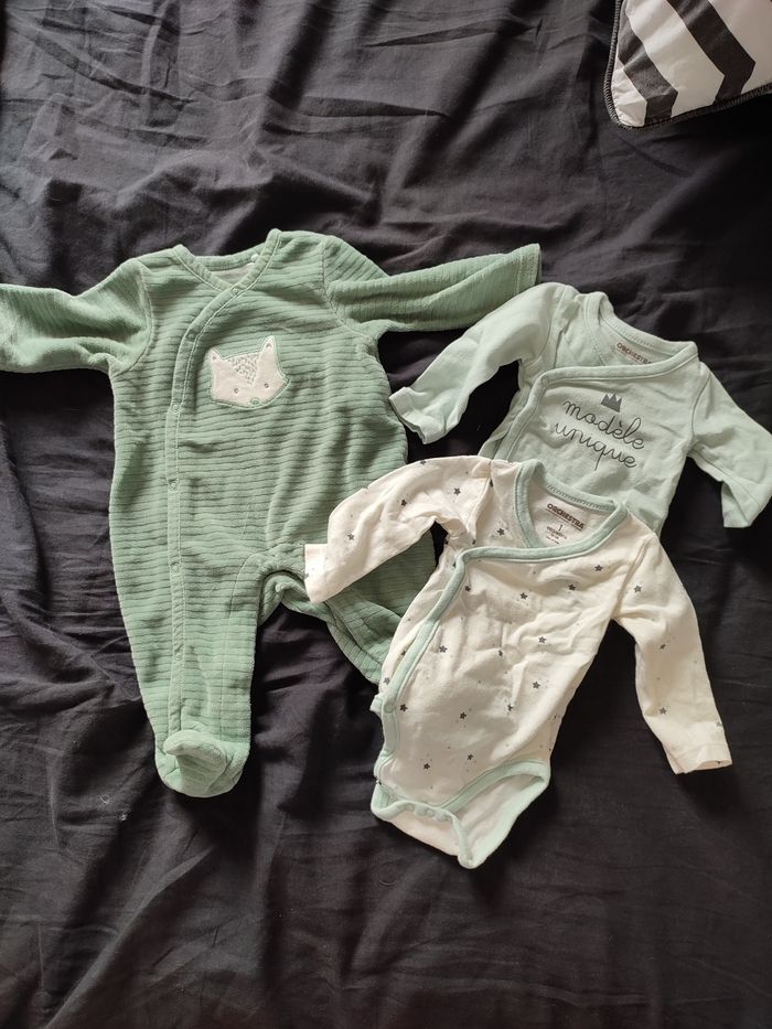Lot pyjama et 2 bodys orchestra 1 mois