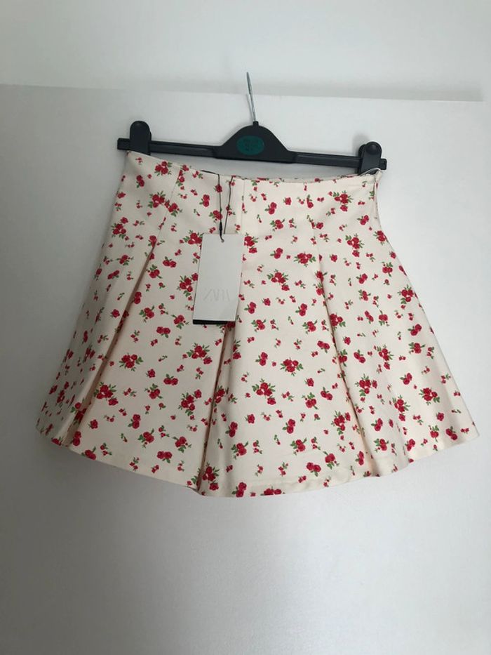 Superbe belle mini jupe à motifs fleurs Zara neuve avec étiquette taille S
