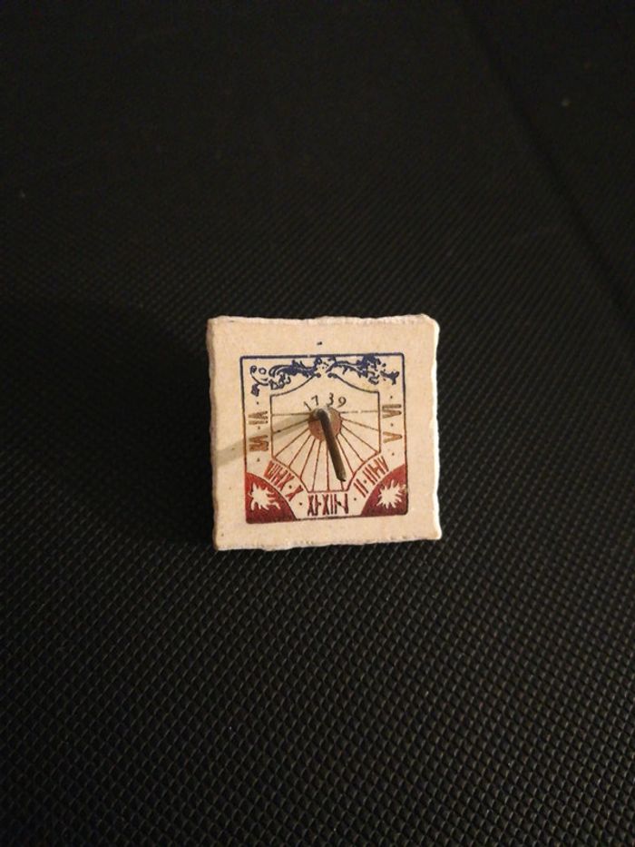 Pin's Cadran Solaire en pierre