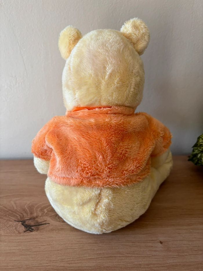 Doudou Winnie l ourson jaune pull orange pooh Disney store - photo numéro 3
