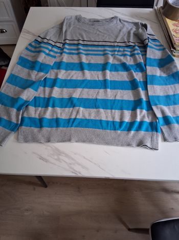 Pull rayé bleu et gris " t- 14 ans"