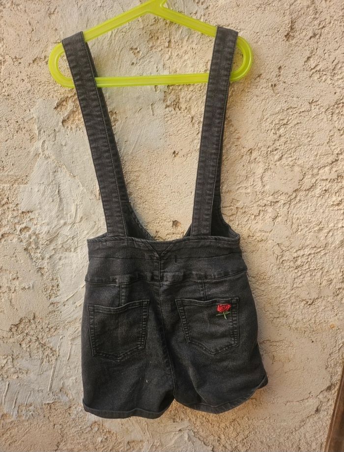 Combishort noir en jean avec zip sur le devant perle et rose brodés sur la poche arrièreCombishort noir en jean avec zip sur le devant perle et rose brodés sur la poche arrière 
Tally weijl 
Taille 38
Très bon état 
Aucun défaut 
Prix négociable 
Remise e - photo numéro 4
