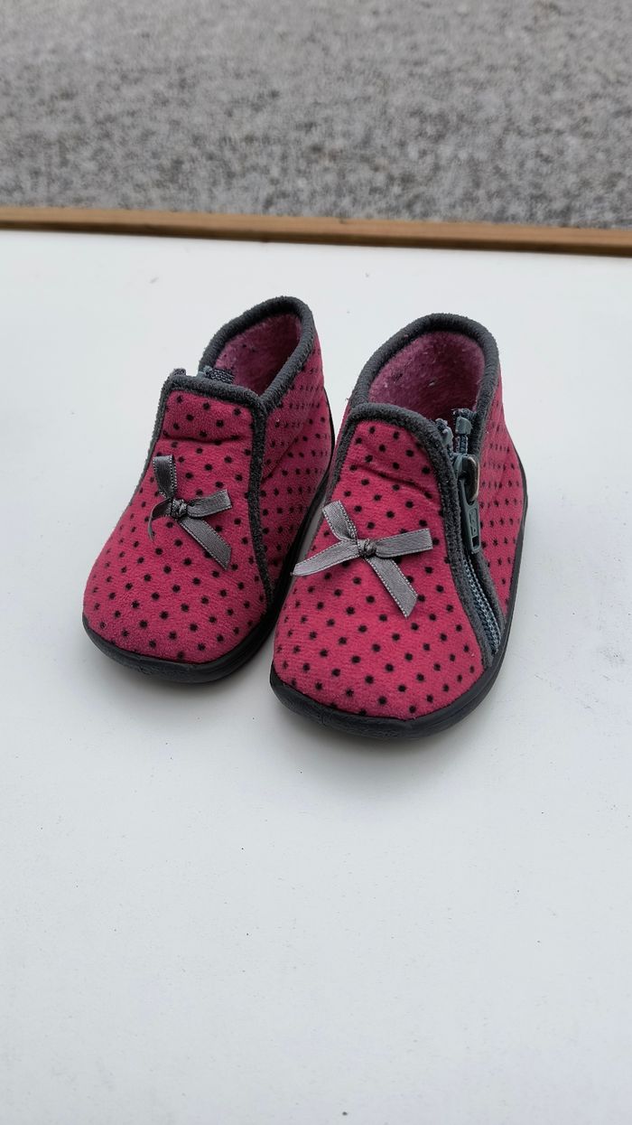 Chaussons rouge à pois vert fille taille 19 comme neuf