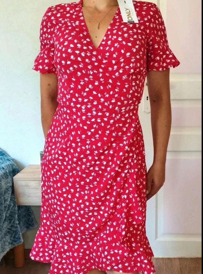 Robe  Only  S neuve étiquetée rouge  fleurie  portefeuille  volantée