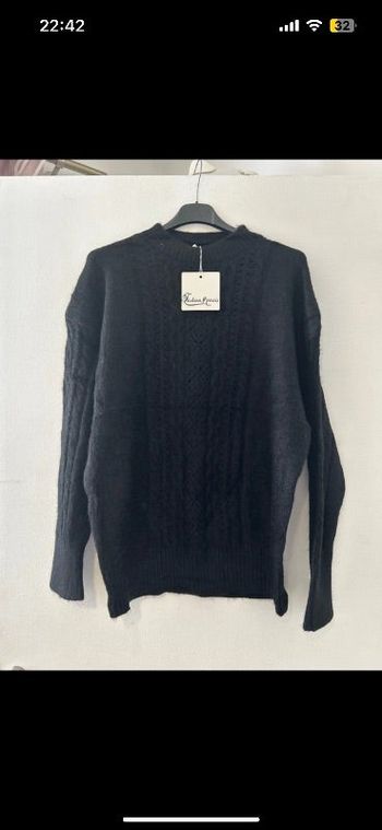 Pull chaud ajouré aux manches et sur le devant