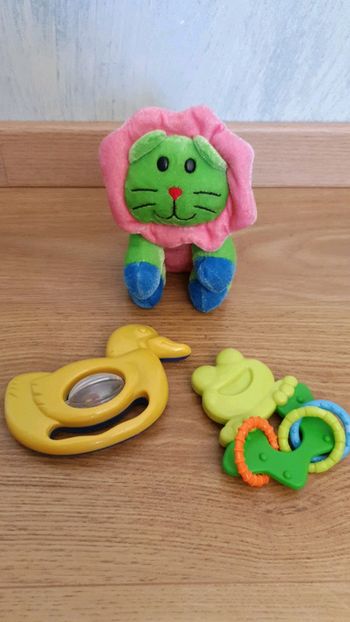 Lot hochets et peluche