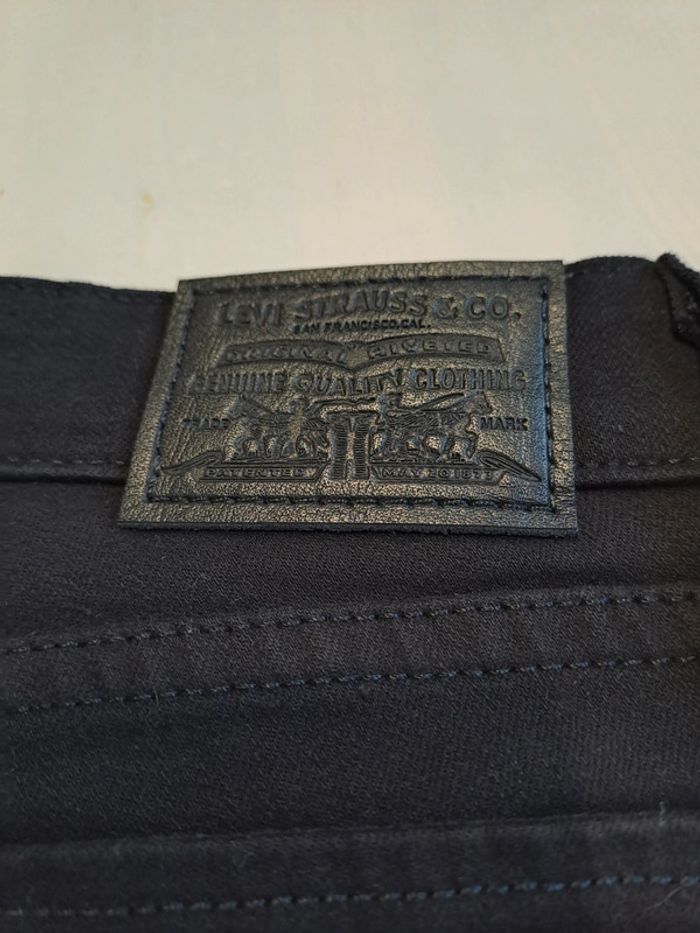 Jeans Levi's 711 26x28 neuf - photo numéro 4