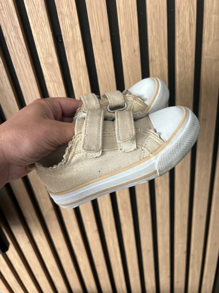 Chaussure tape à l’œil