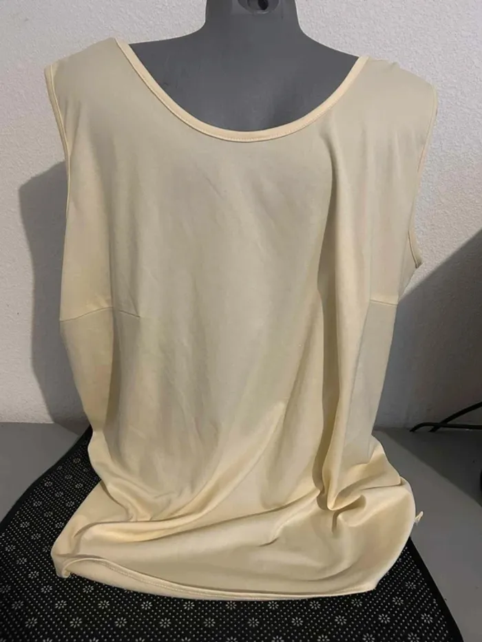 T-shirt crème sans manches,en excellent état taille 5XL - photo numéro 2