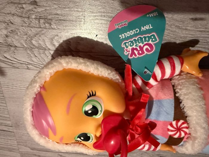 Poupée Cry Babies Tiny Cuddles Christmas Pixy - 23 cm, pleure de vraies larmes, pyjama rouge et blan - photo numéro 3