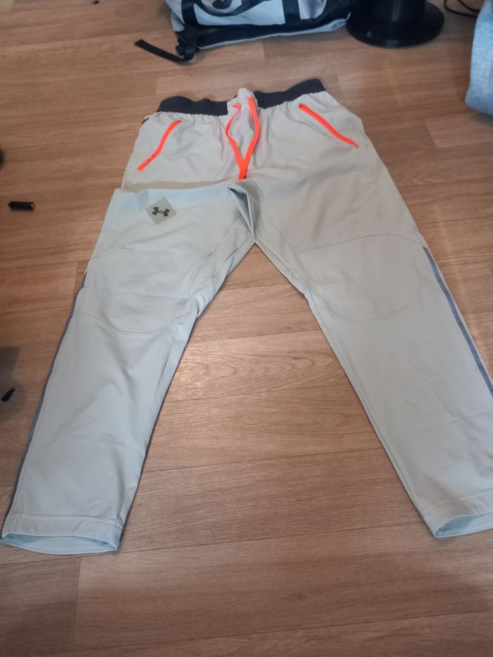 Pantalon under armour jamais utilisé et sans etiquette