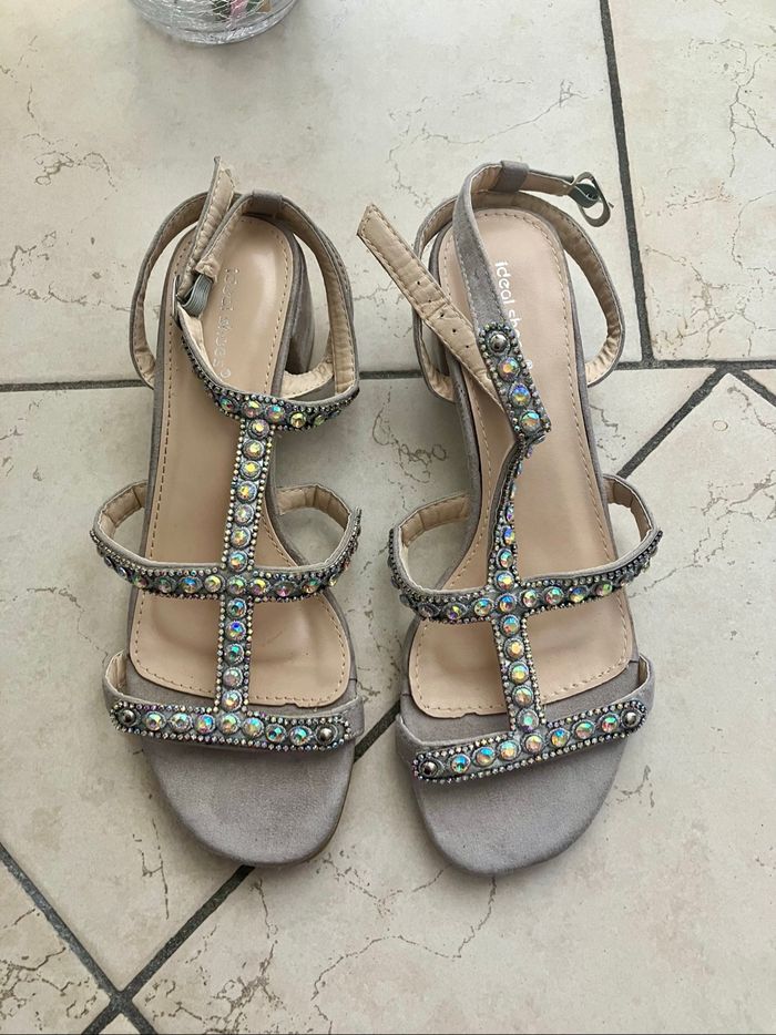 Chaussures à petits talons avec strass T.40
