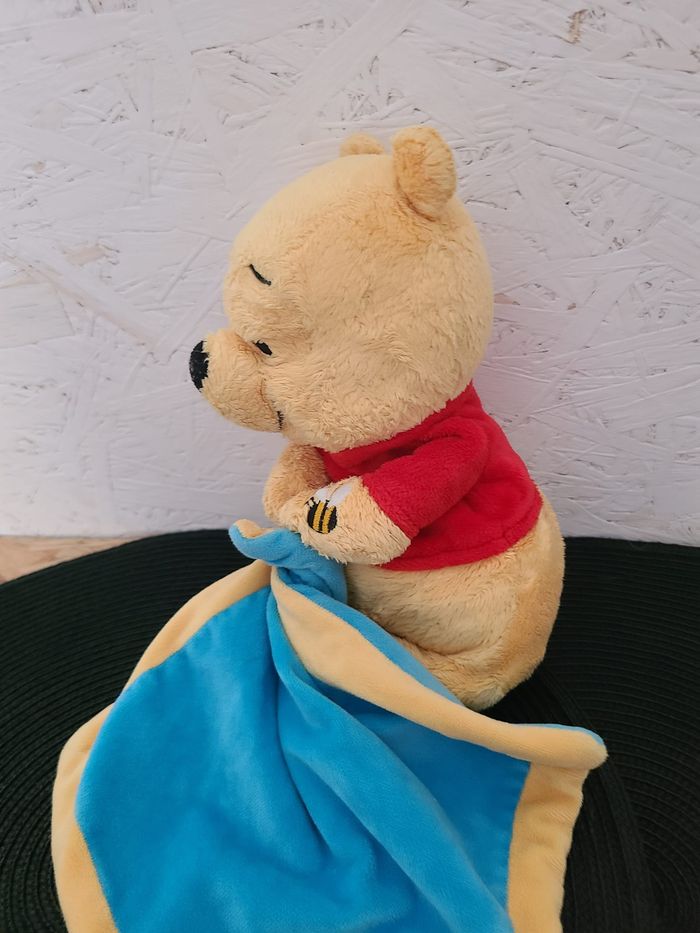 Doudou Peluche Winnie Mouchoir bleu Couverture Pot de miel abeille Disney Nicotoy env.24 cm - photo numéro 3
