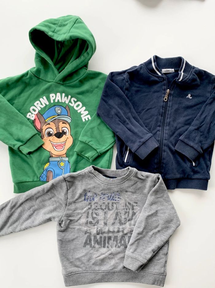 Lot de trois pulls taille 5 ans