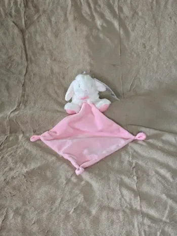 doudou lapin blanc et carré rose