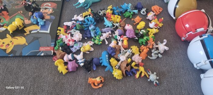 Lot de figurines pokemon + livre - photo numéro 2