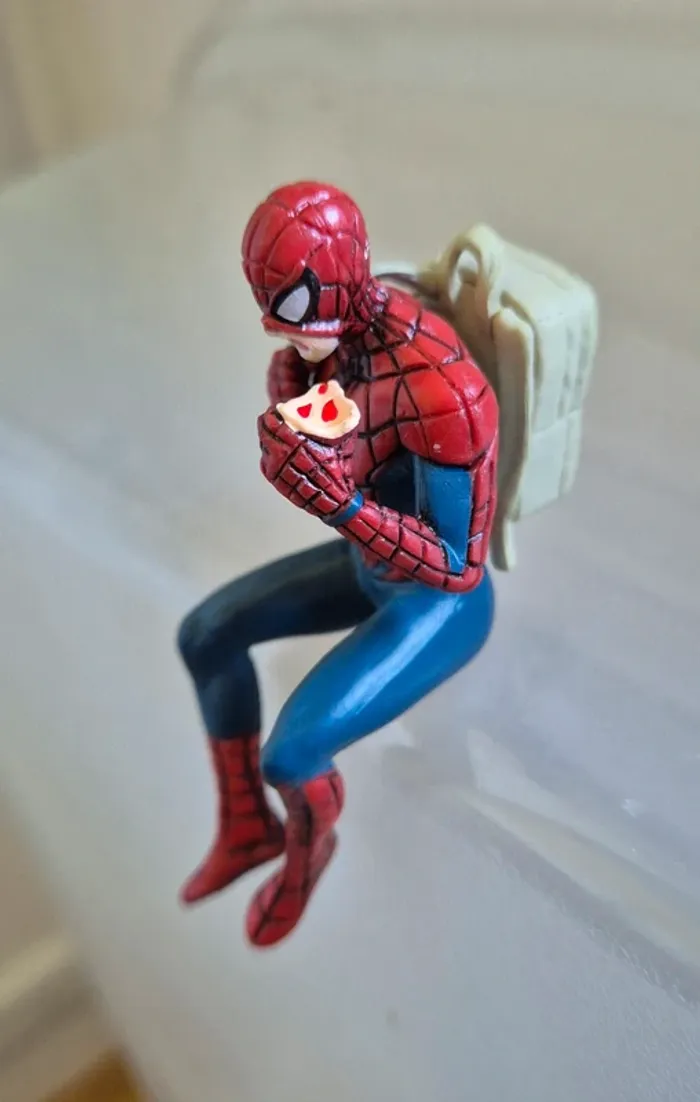 Figurine Spiderman qui mange une pizza 🍕. - photo numéro 3