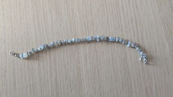 Bracelet gris en petites pierres