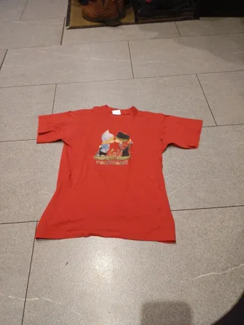 Joli Tee shirt rouge motifs 10 ans neuf