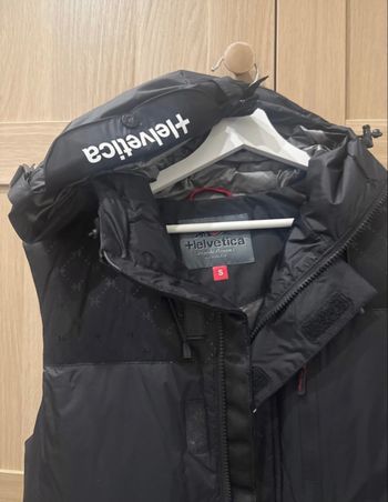 Helvetica / Veste sans manche