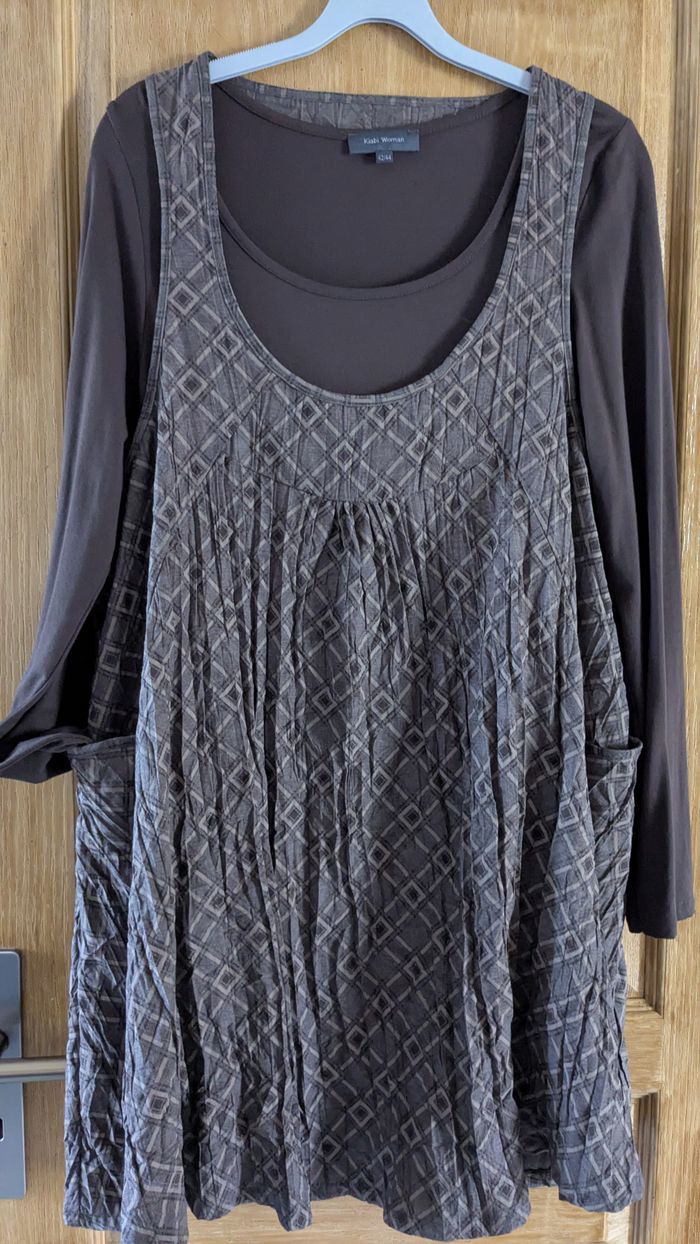 Robe à manches longues, marron à carreaux.