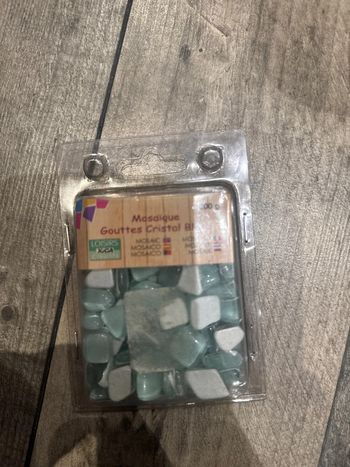 Goutte mosaïque cristal blanc couleur vert d’eau