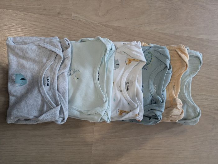 Lot bodies manches courtes 9mois - photo numéro 2