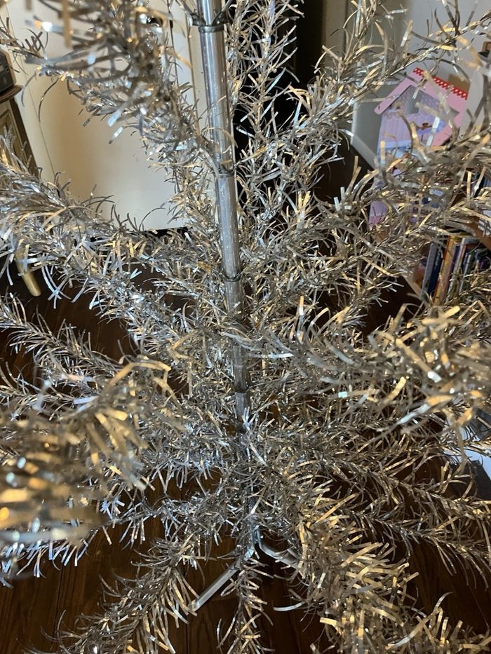 Sapin de Noël en aluminium 1,83 m, 53 branches, style moderne du milieu du siècle (T-8526-57), idéal pour les 50-60 ans et plus. - photo numéro 4