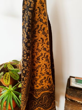 Châle noir et moutarde