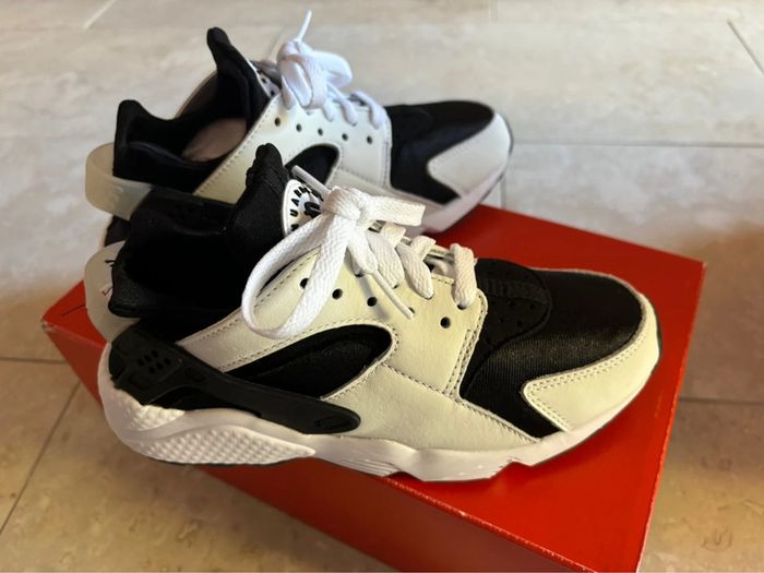 Baskets Nike Huarache P.36,5 Neuves - photo numéro 2