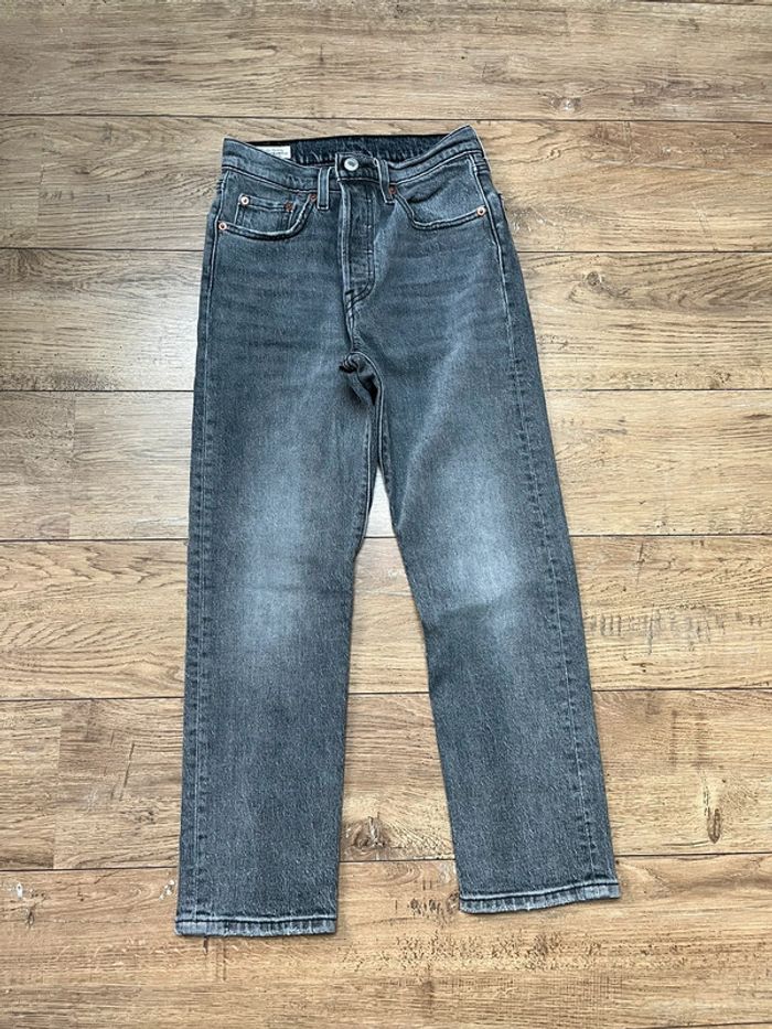 Jeans Lévis gris en parfait état coupe droit 501 W24 L26