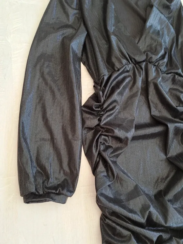 Robe noire brillante - In Vogue - taille M - ajustée - décolleté plongeant en V - robe soirée - photo numéro 3