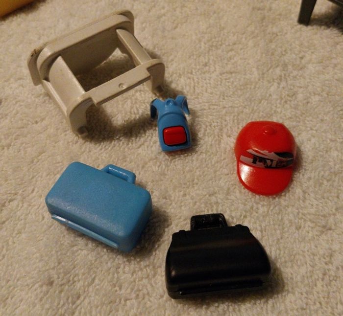 lot Playmobil mobilier baignoire étagère table évier meuble TV chambre valise - photo numéro 4