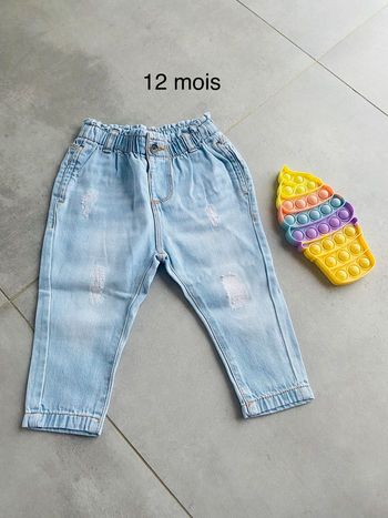 Jeans 12 mois effet délavé et troué 74 sur étiquette