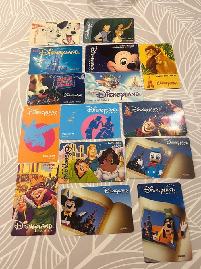 Lot de 15 anciens passeports Disneyland Paris