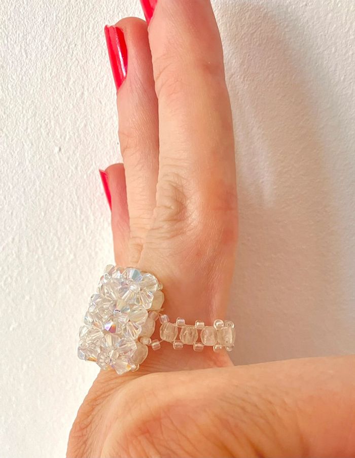 Bague ajustable avec petites perles transparentes - photo numéro 3