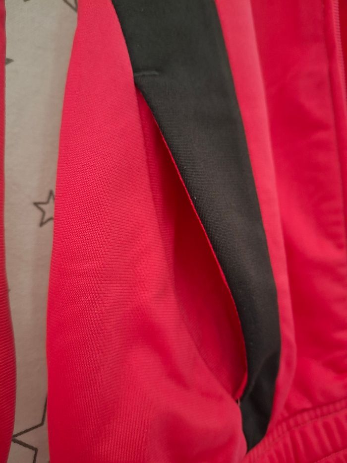 Veste zippée rose et noir col montant 12 ans Puma
2 poches devant et 2 intérieur 
Très bon état ni trous ni tache - photo numéro 8