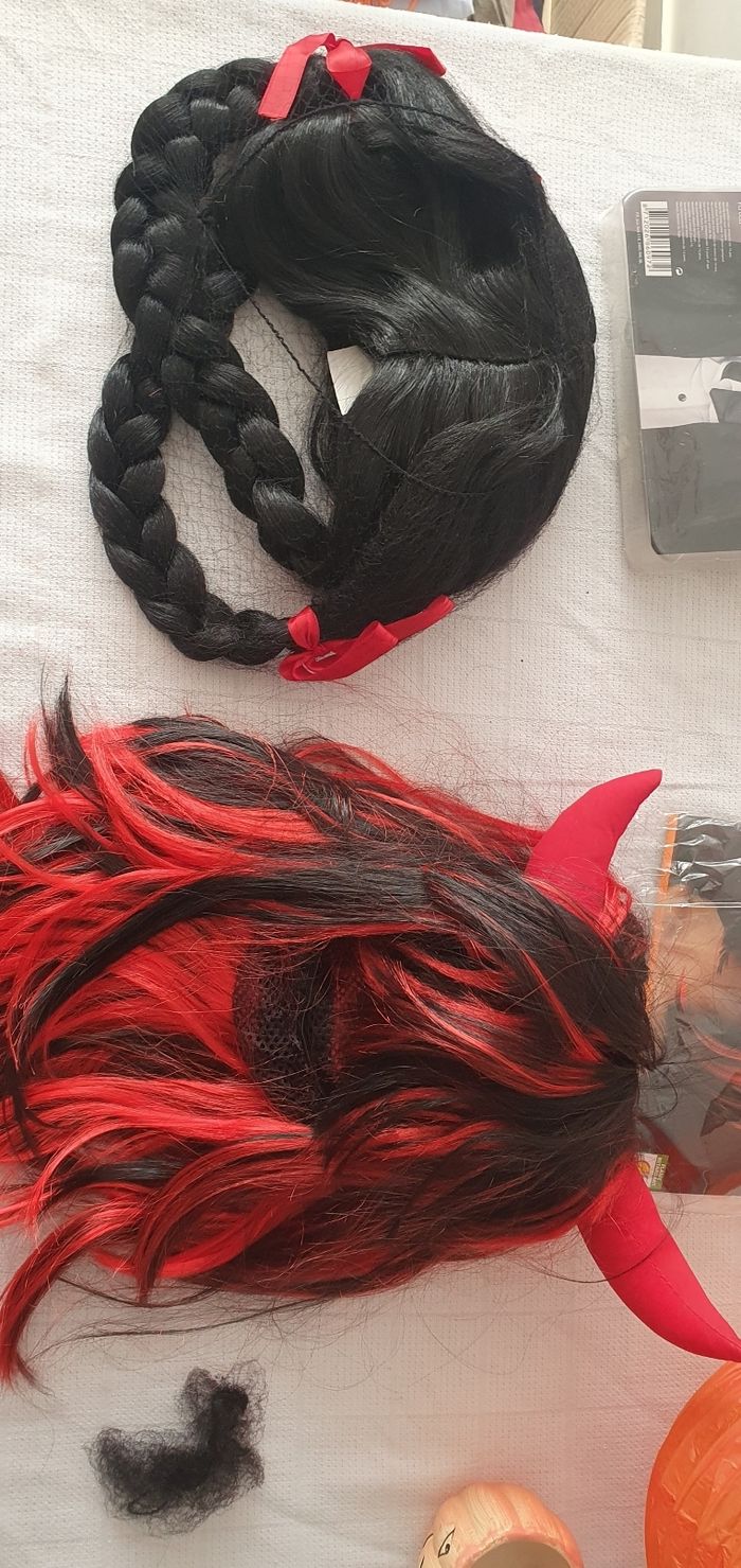 Lot Halloween Mercredi et Diablesse Perruques et déco