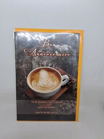 Carte postale avec son enveloppe.
11,5x17cm.
NEUVE. Café bon anniversaire