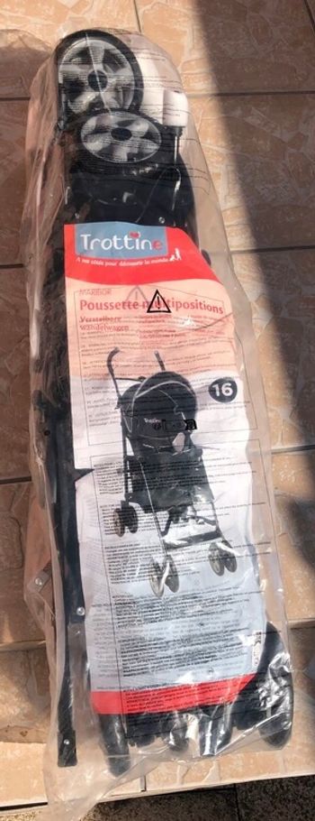 Poussette canne Trottine modèle Maribor noir neuve dans emballage