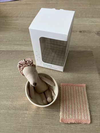 Grande sœur souris maileg dans sa baignoire 