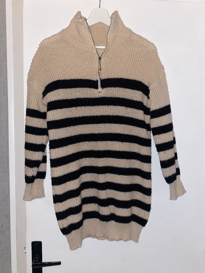 Robe pull rayé beige et noir