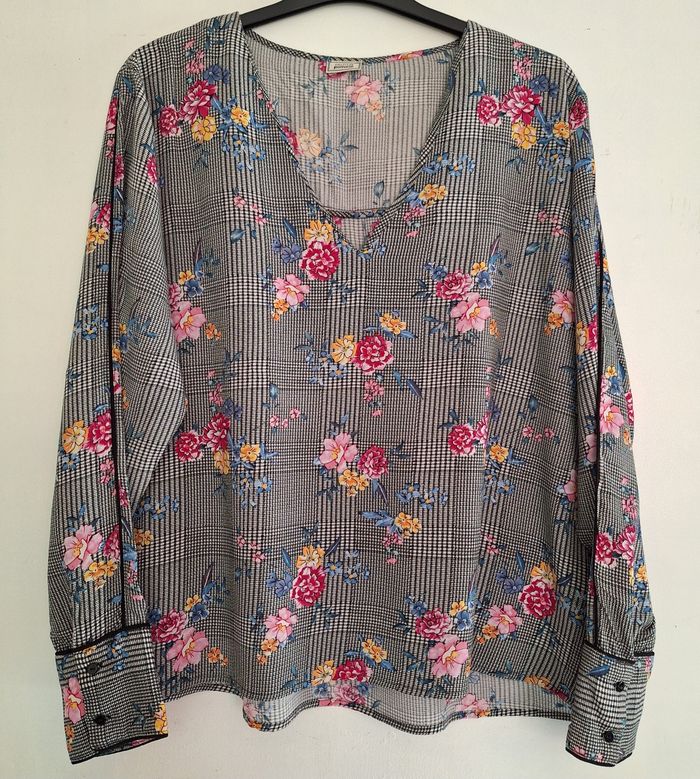Élégante blouse fleurie à manches longues avec col en V