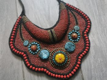 Collier plastron ethnique perles et pierres