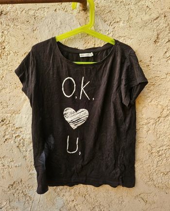 T-shirt manche courte coupe au épaule noir avec dessin